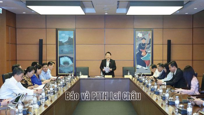 Đồng chí Sùng A Hồ - Phó Bí thư Tỉnh ủy, Trưởng Đoàn đại biểu Quốc hội tỉnh Lai Châu chủ trì phiên thảo luận tại Tổ đại biểu Quốc hội.
