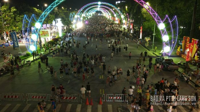 Không gian văn hoá đường Hùng Vương thu hút hàng nghìn du khách mỗi tối thứ 7 hằng tuần