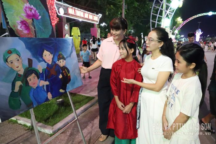 Du khách trải nghiệm không gian trưng bày tranh vẽ tại Không gian văn hoá đường Hùng Vương