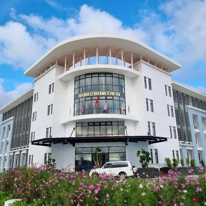 Ban Quản lý các khu kinh tế và các khu công nghiệp Đắk Lắk được thành lập trên cơ sở hợp nhất Ban Quản lý khu kinh tế Phú Yên, Ban Quản lý các khu công nghiệp tỉnh Đắk Lắk và Ban Quản lý khu nông nghiệp ứng dụng công nghệ cao Phú Yên