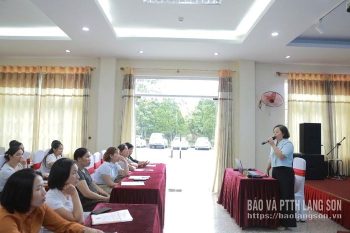 Báo cáo viên Sở Tài chính trao đổi tại lớp tập huấn