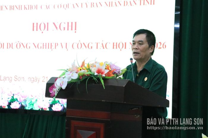 Báo cáo viên của Hội CCB tỉnh truyền đạt một số nội dung tại hội nghị tập huấn