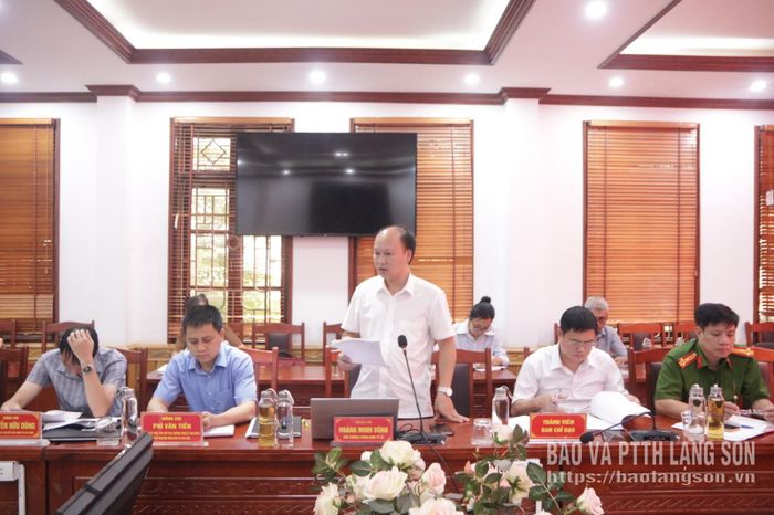 Lãnh đạo Phòng Kinh tế xã Chi Lăng báo cáo tại buổi kiểm tra