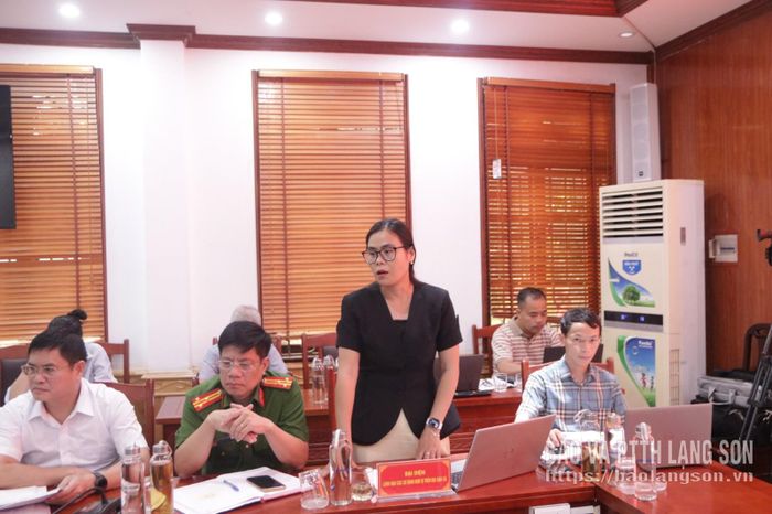 Lãnh đạo Phòng Văn hóa - Xã hội xã Chi Lăng báo cáo làm rõ một số chỉ tiêu, tiêu chí NTM liên quan đến lĩnh vực phụ trách