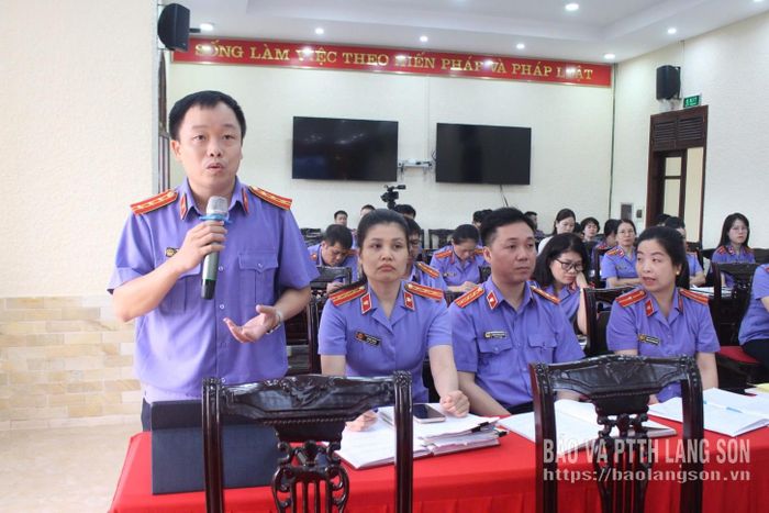 Đại biểu trao đổi những vướng mắc, khó khăn với báo cáo viên tại hội nghị