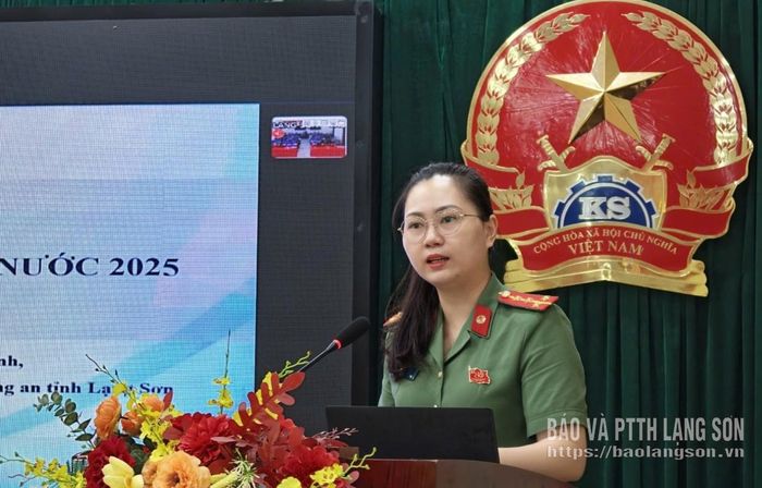 Báo cáo viên của Công an tỉnh truyền đạt các nội dung tại hội nghị