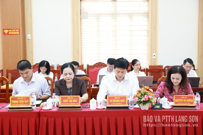 Các đại biểu tỉnh dự buổi làm việc