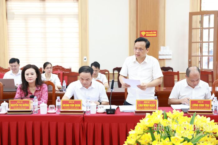 Phó Bí thư Thường trực Đảng ủy xã Tri Lễ trình bày báo cáo tại buổi làm việc