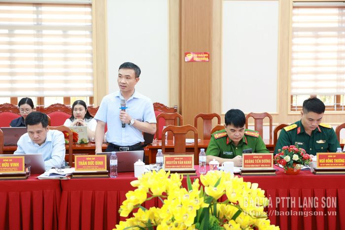 Thành viên Đoàn Kiểm tra, giám sát trao đổi một số nội dung tại buổi làm việc