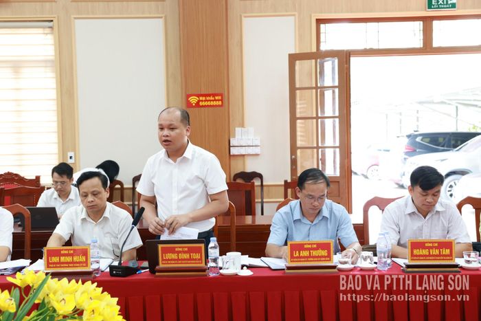 Chủ tịch UBND xã Tri Lễ báo cáo làm rõ một số nội dung tại buổi làm việc