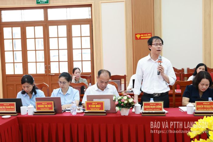 Chủ tịch UBND xã Đồng Đăng báo cáo một số nội dung Đoàn Kiểm tra, giám sát quan tâm