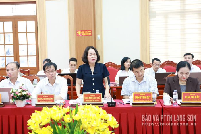 Phó Bí thư Thường trực Đảng ủy xã Đồng Đăng báo cáo tại buổi làm việc