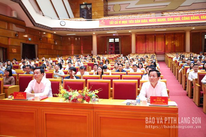 Các đại biểu dự lễ bế giảng lớp bồi dưỡng