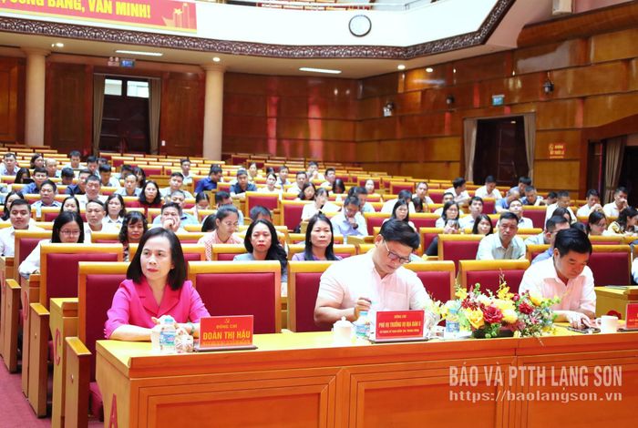Các đại biểu dự lễ bế giảng lớp bồi dưỡng