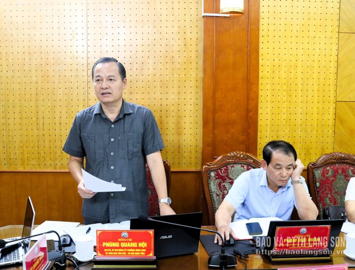 Đồng chí Phùng Quang Hội, Ủy viên Ban Thường vụ Tỉnh ủy, Bí thư Đảng ủy, Chủ tịch HĐND phường Đông Kinh, Ủy viên Ban Văn hóa - Xã hội HĐND tỉnh phát biểu tại cuộc thẩm tra