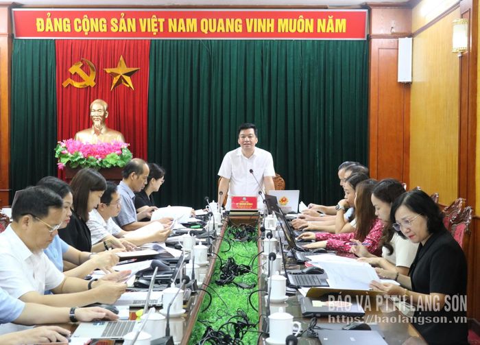 Lãnh đạo Ban Văn hóa - Xã hội HĐND tỉnh phát biểu kết luận buổi họp thẩm tra