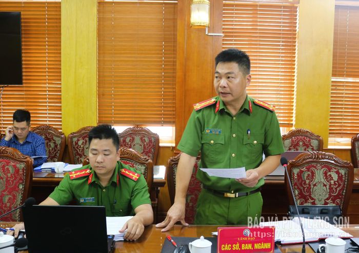 Đại diện Công an tỉnh bày dự thảo Nghị quyết của HĐND tỉnh quy định chính sách đặc thù hỗ trợ công tác phòng, chống ma túy trên địa bàn tỉnh