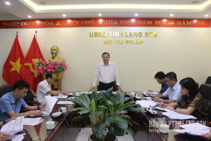 Lãnh đạo Sở Tư pháp, Phó Trưởng Ban Tổ chức cuộc thi phát biểu kết luận cuộc họp