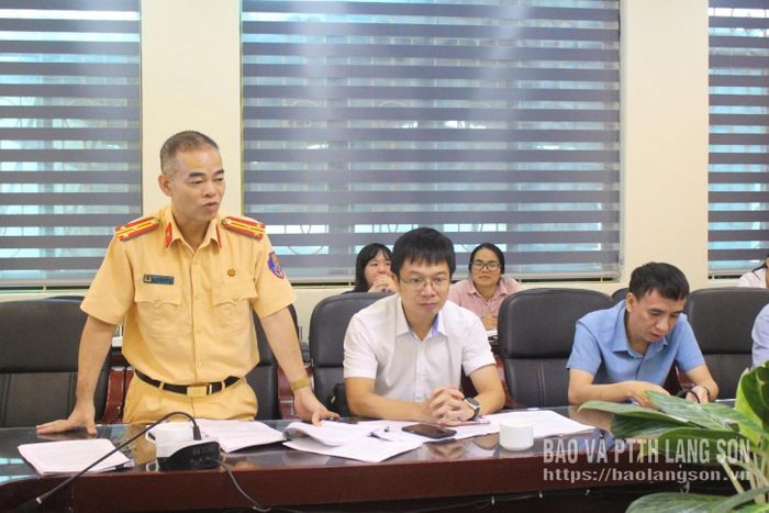 Lãnh đạo Phòng Cảnh sát giao thông, Công an tỉnh phát biểu ý kiến tại buổi họp