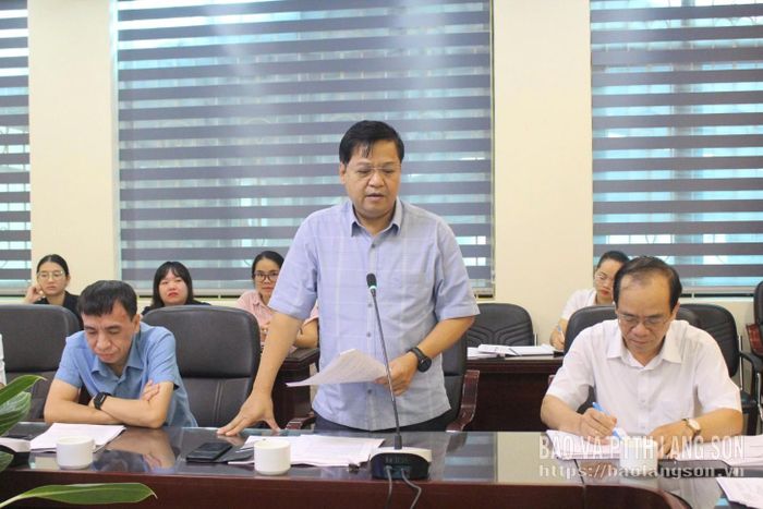 Lãnh đạo Sở Giáo dục và Đào tạo phát biểu ý kiến tại buổi họp