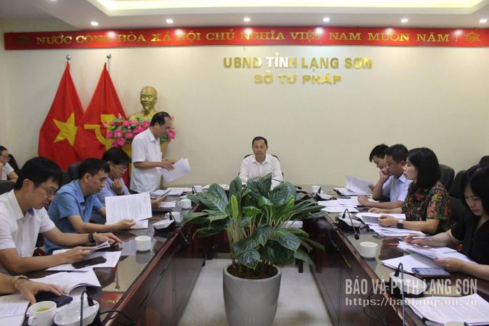 Các đại biểu nghe báo cáo tiến độ tổ chức cuộc thi