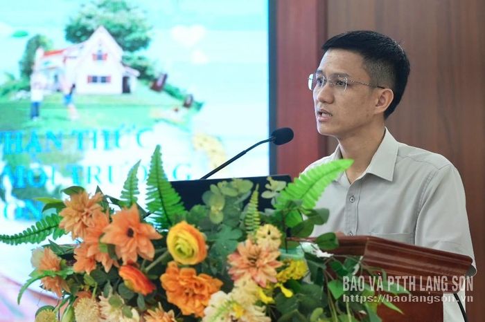 Báo cáo viên của Sở Nông nghiệp và Môi trường trao đổi tại hội nghị
