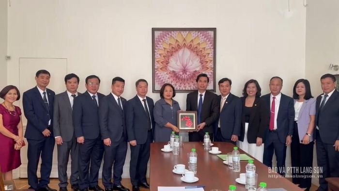 Đồng chí Hoàng Quốc Khánh, Ủy viên Trung ương Đảng, Bí thư Tỉnh ủy Lạng Sơn tặng quà lưu niệm Đại sứ Đặc mệnh toàn quyền Việt Nam tại Cộng hòa Hy Lạp Phạm Thị Thu Hương.