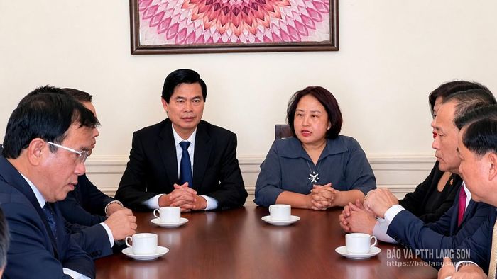 Đồng chí Hoàng Quốc Khánh, Ủy viên Trung ương Đảng, Bí thư Tỉnh ủy Lạng Sơn làm việc với Đại sứ Đặc mệnh toàn quyền Việt Nam tại Cộng hòa Hy Lạp Phạm Thị Thu Hương.
