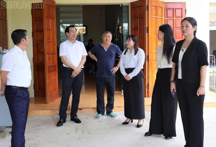 Đoàn kiểm tra nắm tình hình thực tế công tác vận động Nhân dân hiến đất, làm đường giao thông tại Tổ dân phố số 2.