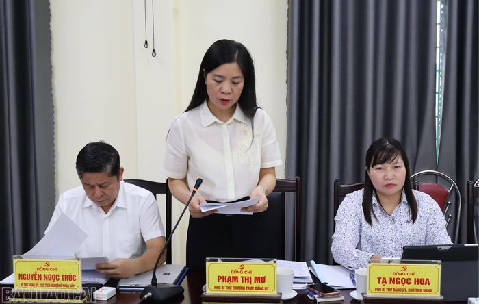 Đồng chí Phạm Thị Mơ - Phó Bí thư Thường trực Đảng ủy phường Nam Cường trình bày báo cáo tại buổi làm việc.
