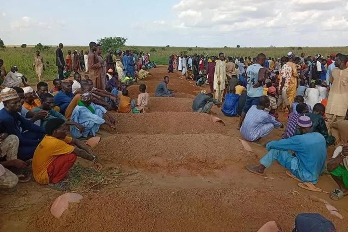 Người dân tham dự lễ tang các nạn nhân trong vụ lật thuyền xảy ra ngày 20/8 tại bang Sokoto, Nigeria. (Ảnh: AP)