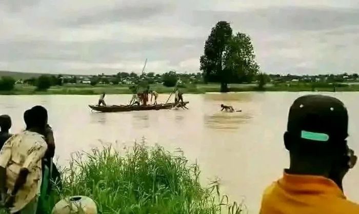 Người dân tập trung tại hiện trường vụ lật thuyền ở bang Sokoto, Nigeria. (Ảnh: AP)
