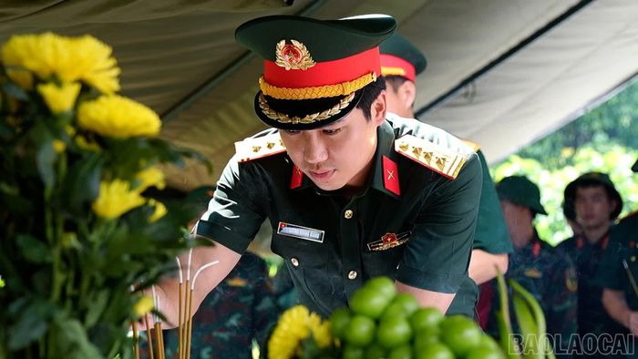 Lãnh đạo Bộ Chỉ huy Quân sự tỉnh thắp hương cho liệt sĩ chưa xác định được danh tính.