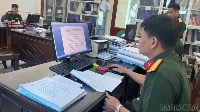 Cán bộ Ban Chính sách, Bộ Chỉ huy Quân sự tỉnh Lào Cai xác minh thông tin liệt sĩ.