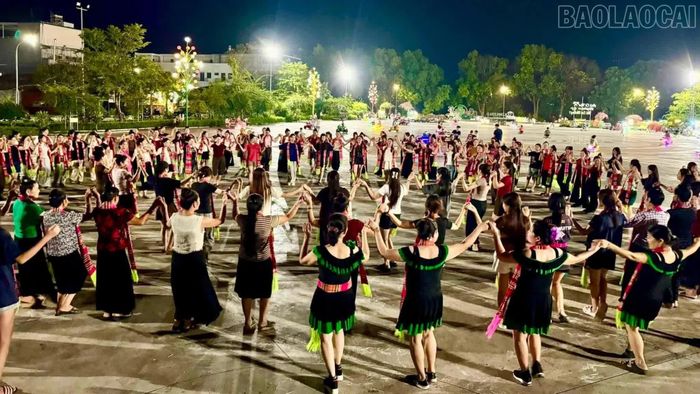 Hơn 200 nghệ nhân, diễn viên tích cực tập luyện cho màn đại xòe.
