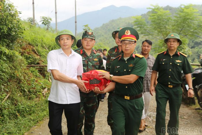 Cán bộ, chiến sĩ và các lực lượng tham gia đưa hài cốt liệt sĩ rời khu vực khai quật.