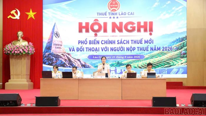 Lãnh đạo Thuế tỉnh Lào Cai giải đáp các kiến nghị của người nộp thuế.