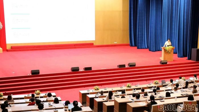Đại diện ngành thuế tỉnh Lào Cai phổ biến các chính sách thuế mới.