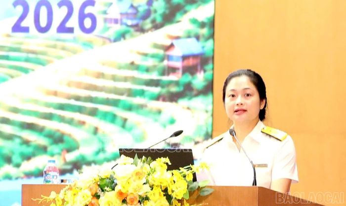 Bà Vương Bích Hằng - Phó Trưởng Thuế tỉnh Lào Cai thông tin đến các doanh nghiệp về tình hình thu ngân sách trên địa bàn tỉnh.