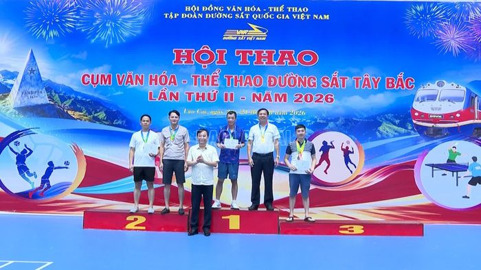 Ban Tổ chức trao huy chương cho các vận động viên đạt thành tích cao tại hội thao.