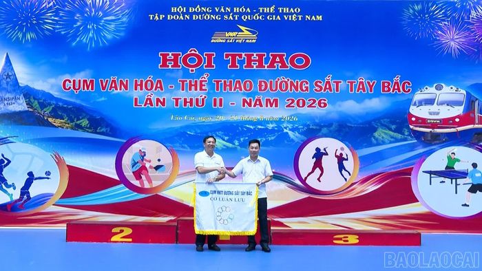 Công ty Cổ phần Đường sắt Vĩnh Phú nhận cờ luân lưu đăng cai Hội thao Cụm Văn hóa - Thể thao đường sắt Tây Bắc lần thứ III, năm 2027.