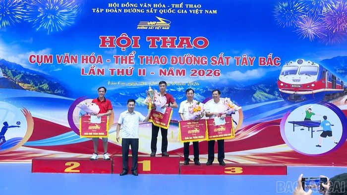 Ban tổ chức trao giải Nhất toàn đoàn cho Chi nhánh Khai thác đường sắt Hà Lào.