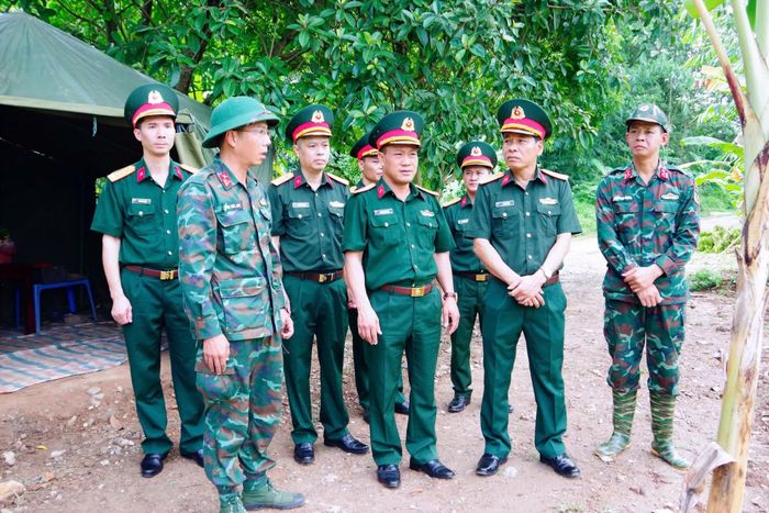 Đoàn công tác Cục Chính trị Quân khu nghe cán bộ đội quy tập báo cáo tình hình tại thực địa.