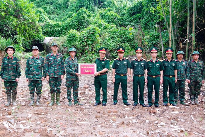 Đoàn công tác Cục Chính trị Quân khu 2 tặng quà động viên cán bộ, chiến sĩ đội quy tập.