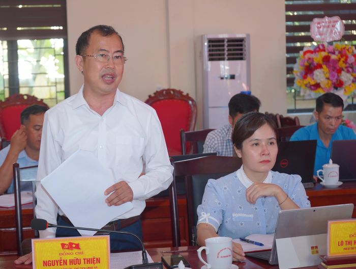 Lãnh đạo UBND xã Khánh Yên báo cáo tại buổi làm việc.