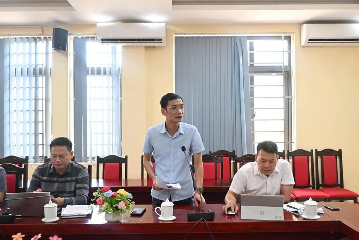 Đồng chí Phạm Đức Huấn – Chủ tịch UBND xã Dương Quỳ báo cáo tại buổi làm việc.