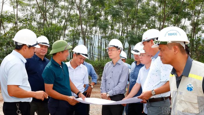Đồng chí Nguyễn Thành Sinh cùng đoàn công tác kiểm tra thực tế tại mỏ đá Võ Lao, xã Võ Lao.
