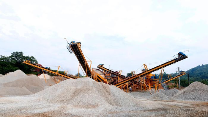 Phó Chủ tịch UBND tỉnh Nguyễn Thành Sinh đề nghị các doanh nghiệp điều hành mỏ đá nâng cao năng lực sản xuất.