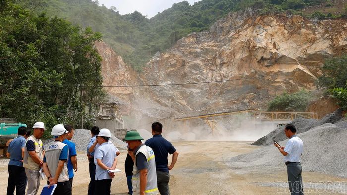 Kiểm tra thực tế sản xuất tại các mỏ đá thuộc xã Phong Hải.