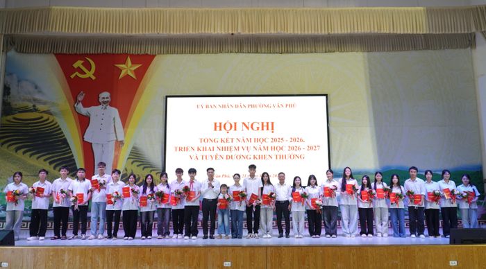 Khen thưởng các tập thể, cá nhân có thành tích xuất sắc.